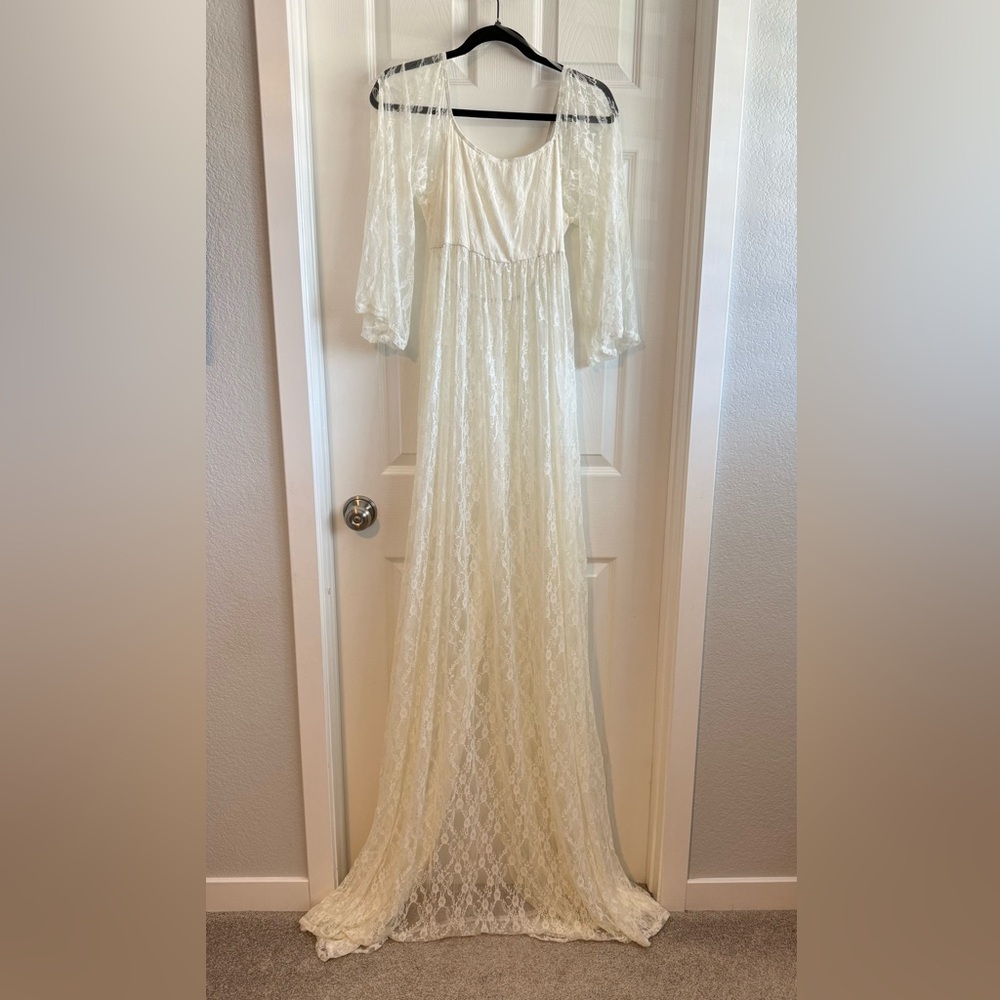 New with Tags Ivory Lace Maternity Photoshoot
Gown - Picture 3 of 3